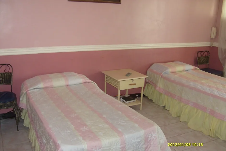 Twin-bed room photographed for the former La Vista Pansol website